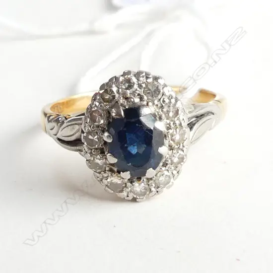 18CT GOLD SAPPHIRE & DIAMOND  CLUSTER RING  SIZE K 1/2