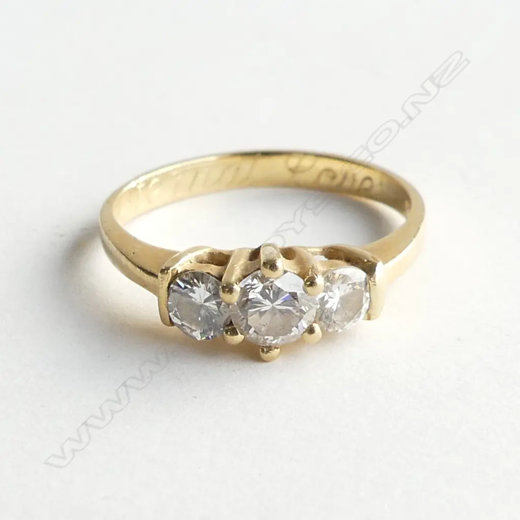 18ct GOLD & 3 STONE DIAMOND RING SIZE M Image 1++