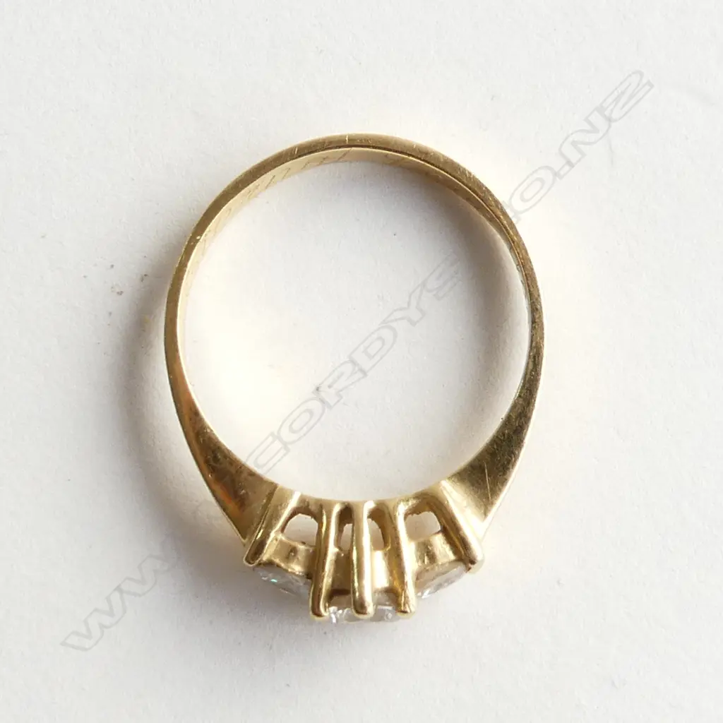 18ct GOLD & 3 STONE DIAMOND RING SIZE M Image 1++
