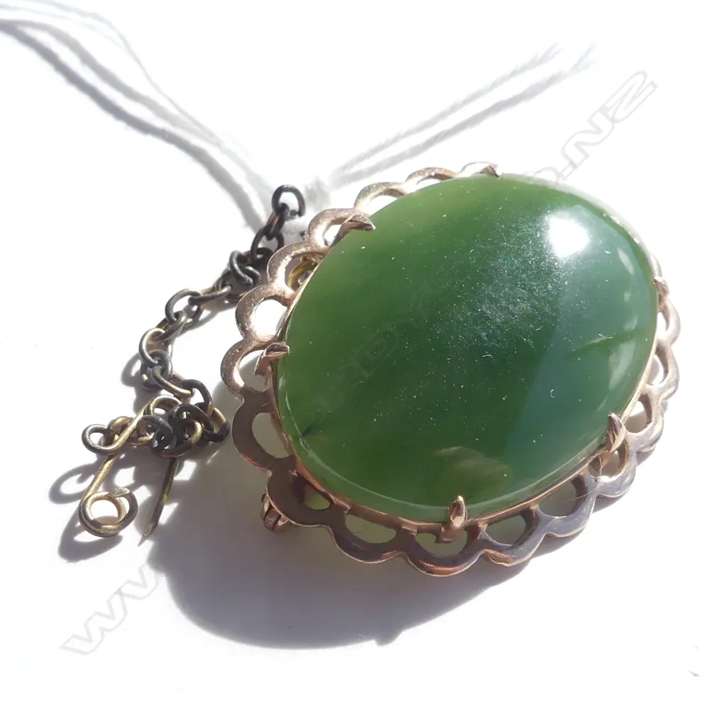 9CT & POUNAMU OVAL BROOCH Image 1++