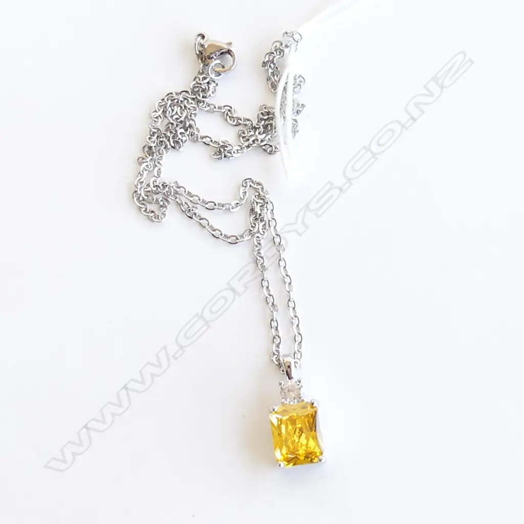 FAUX YELLOW & WHITE DIAMOND PENDANT & CHAIN Image 1++