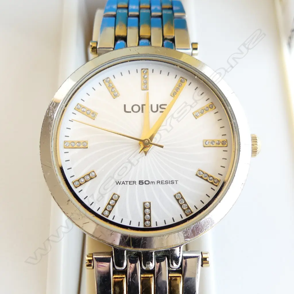 LORUS MENS ANALOGUE QUARTZ WRIST WATCH, WORKING & IN ORIGINAL BOX Image 1++