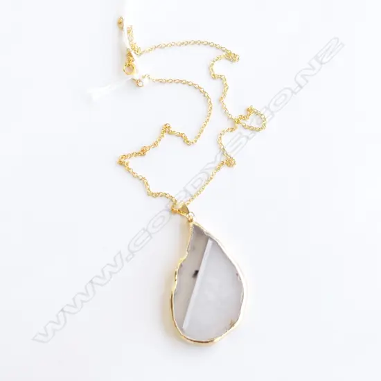 NATURAL AGATE SLICE & GOLD PLATED PENDANT & CHAIN 