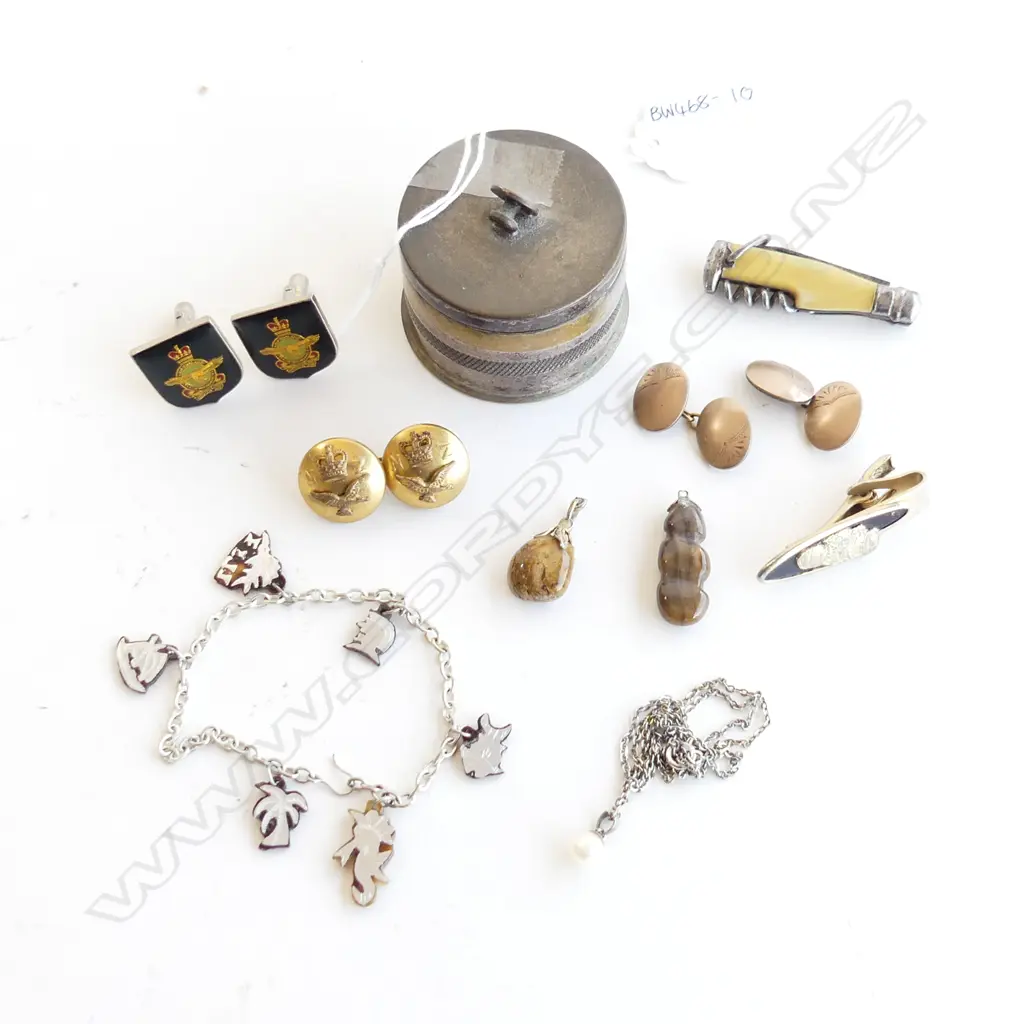 SM SILVER PLATE LIDDED BOX WITH CONTENTS INCL METAL NZ BUTTONS, CUFFLINKS ETC.. Image 1++