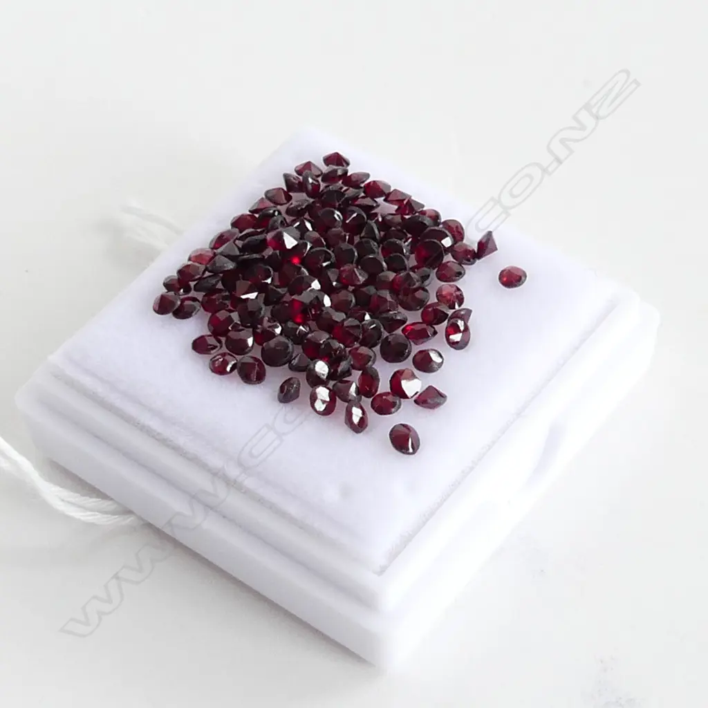 BOX 10CT SM ROUND GARNETS  Image 1++