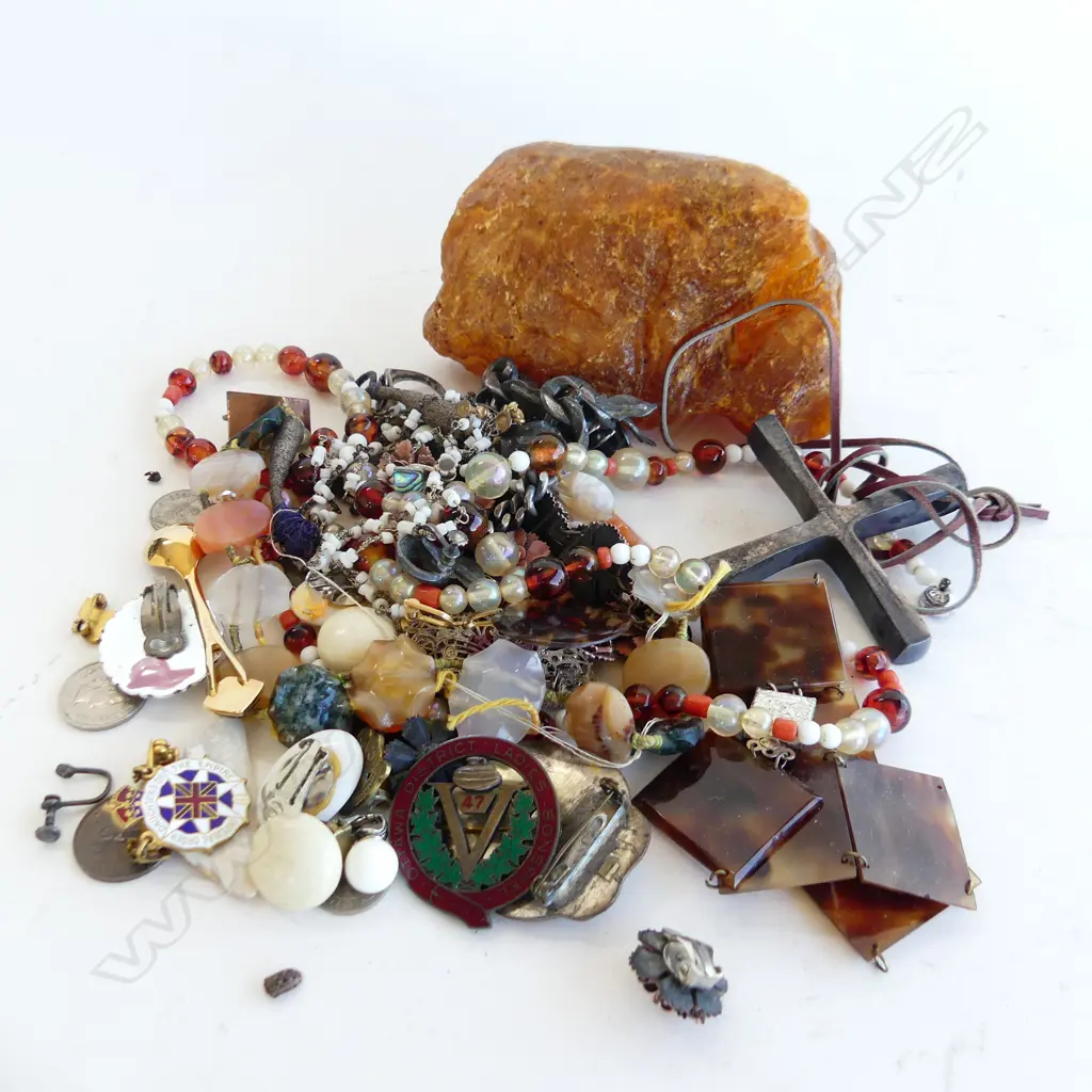 SM BOX ASST INCL KAURI GUM NUGGET, JEWELLERY, OLD BADGES ETC.. Image 1++