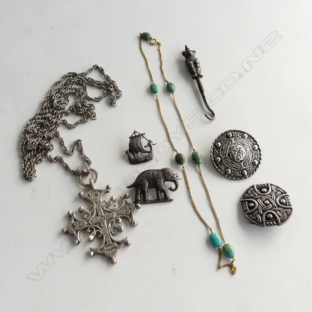 9ct TURQUOISE NECKLACE& SILVER NECKLACE & 4 INTERESTING BROOCHES PLUS BEAR HOOK Image 1++