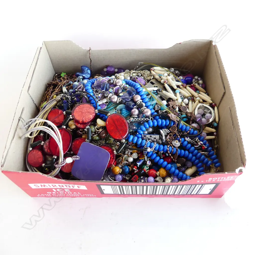 LG BOX ASST. COSTUME JEWELLERY NECKLACES Image 1++