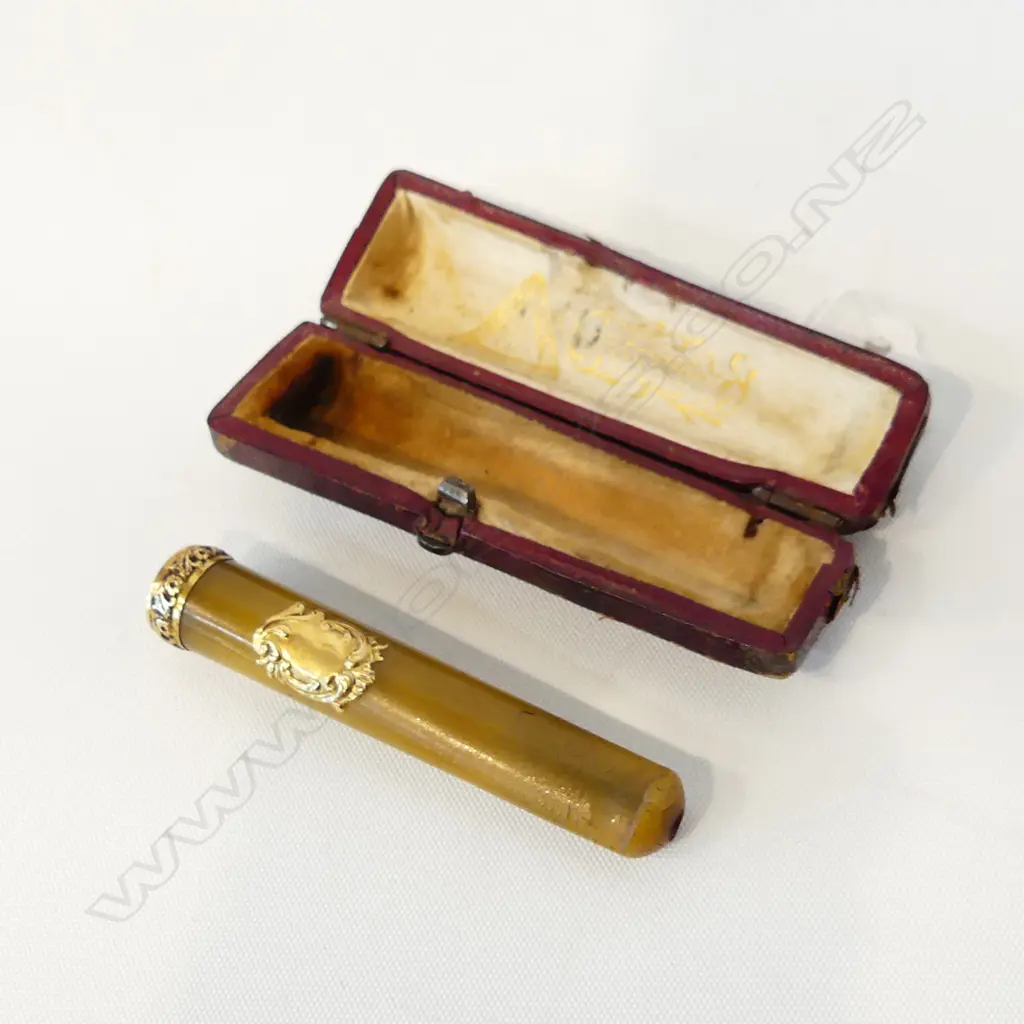 FRENCH GOLD & HORN CIGARETTE HOLDER BY CC PARIS, IN ORIGINAL CASE Image 1++