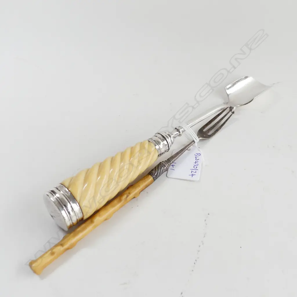 STILTON EP & MARINE IVORY CHEESE SCOOP & S/S PICKEL FORK L230MM Image 1++