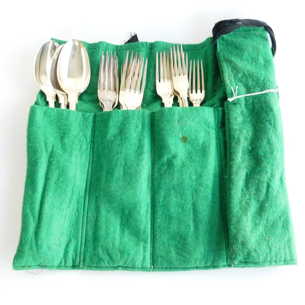 16 PCES KINGS PATTERN EP CUTLERY; 4 SERVING SPOONS, 6 MAIN KNIVES, 6 ENTREE KNIVES IN GREEN CLOTH BAG Image 1++