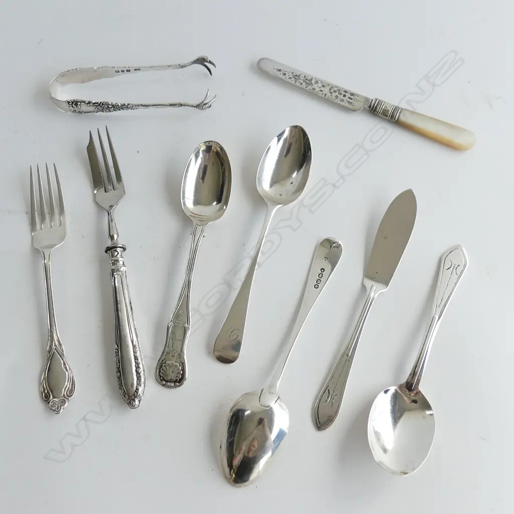 9 PCES ASST. STG SILVER CUTLERY; 4 TEA SPOONS, SUGAR TONGS ETC 186 GRAMS Image 1++
