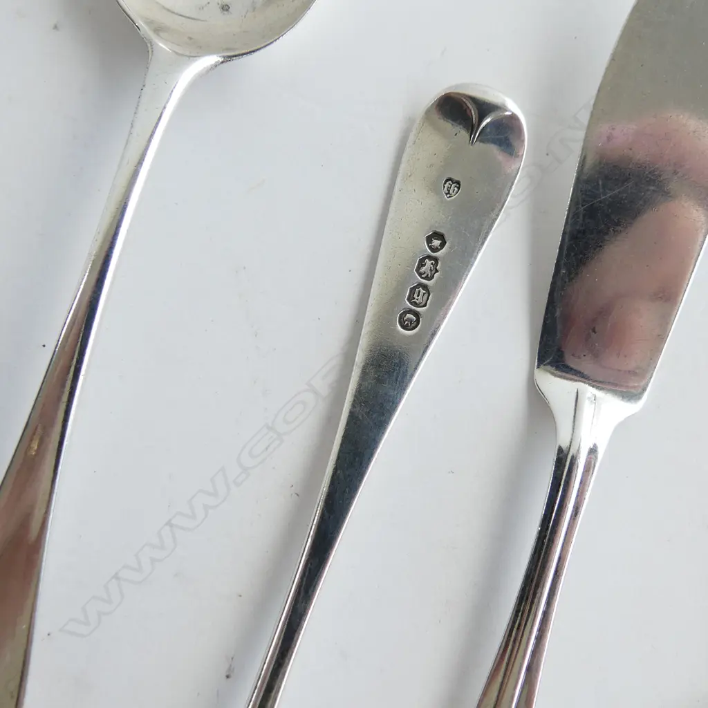 9 PCES ASST. STG SILVER CUTLERY; 4 TEA SPOONS, SUGAR TONGS ETC 186 GRAMS Image 1++