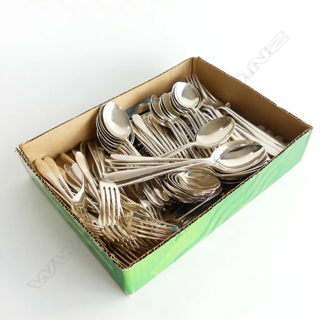 LG WALKER & HALL SILVER PLATE CUTLERY SERVICE... Image 1++