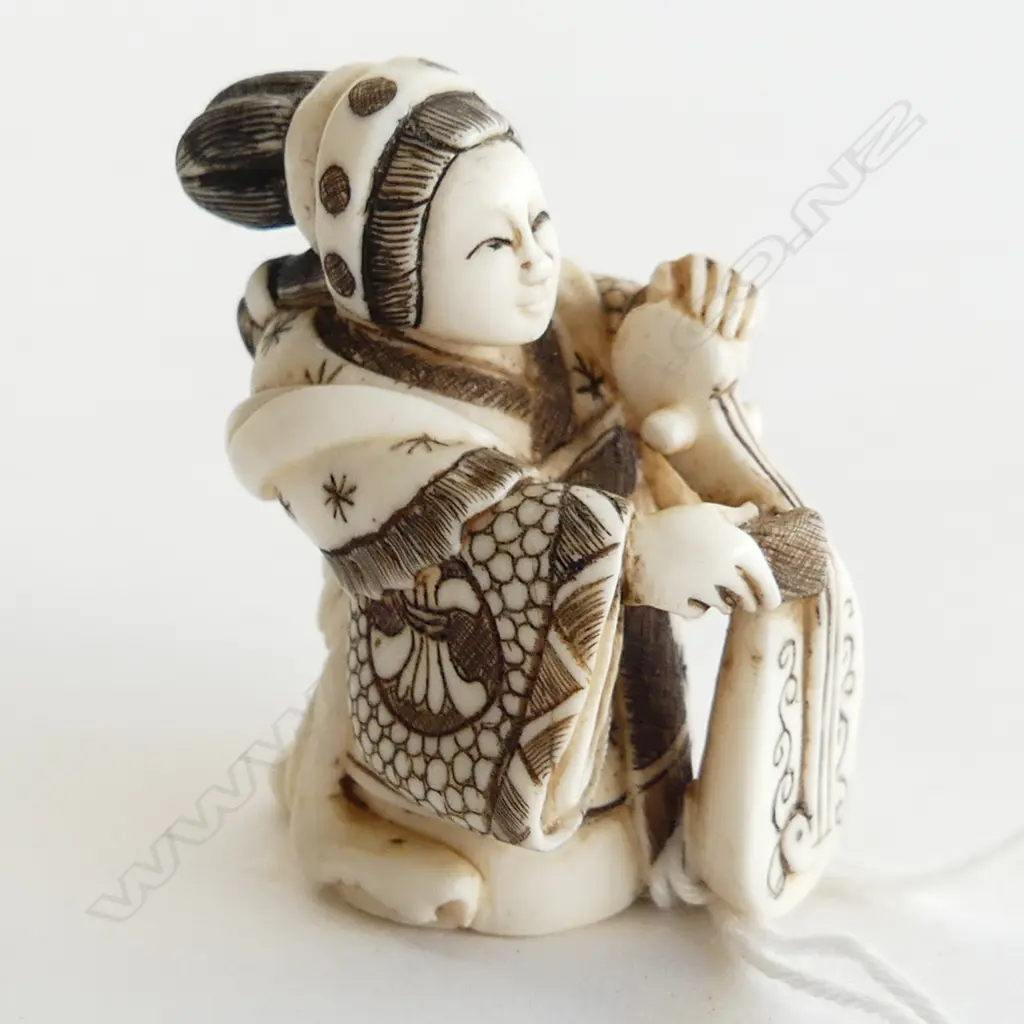 IVORY NETSUKE; WOMAN w. STRINGED INSTRUMENT, SIGNED H.40mm  Image 1++