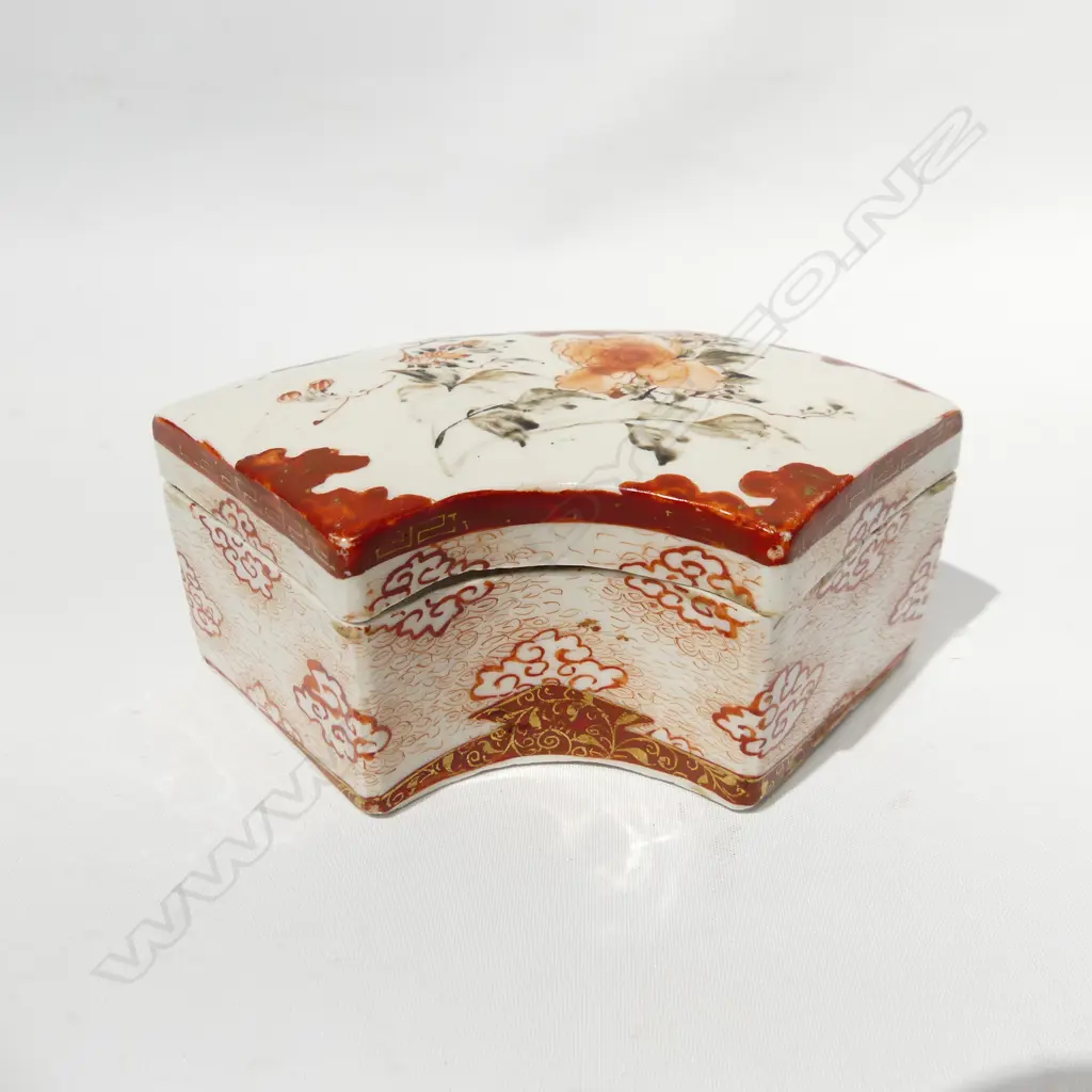 ANTIQUE JAPANESE KUTANI HAND PAINTED LIDDED BOX, SIGNED TO BASE L. 160MM Image 1++