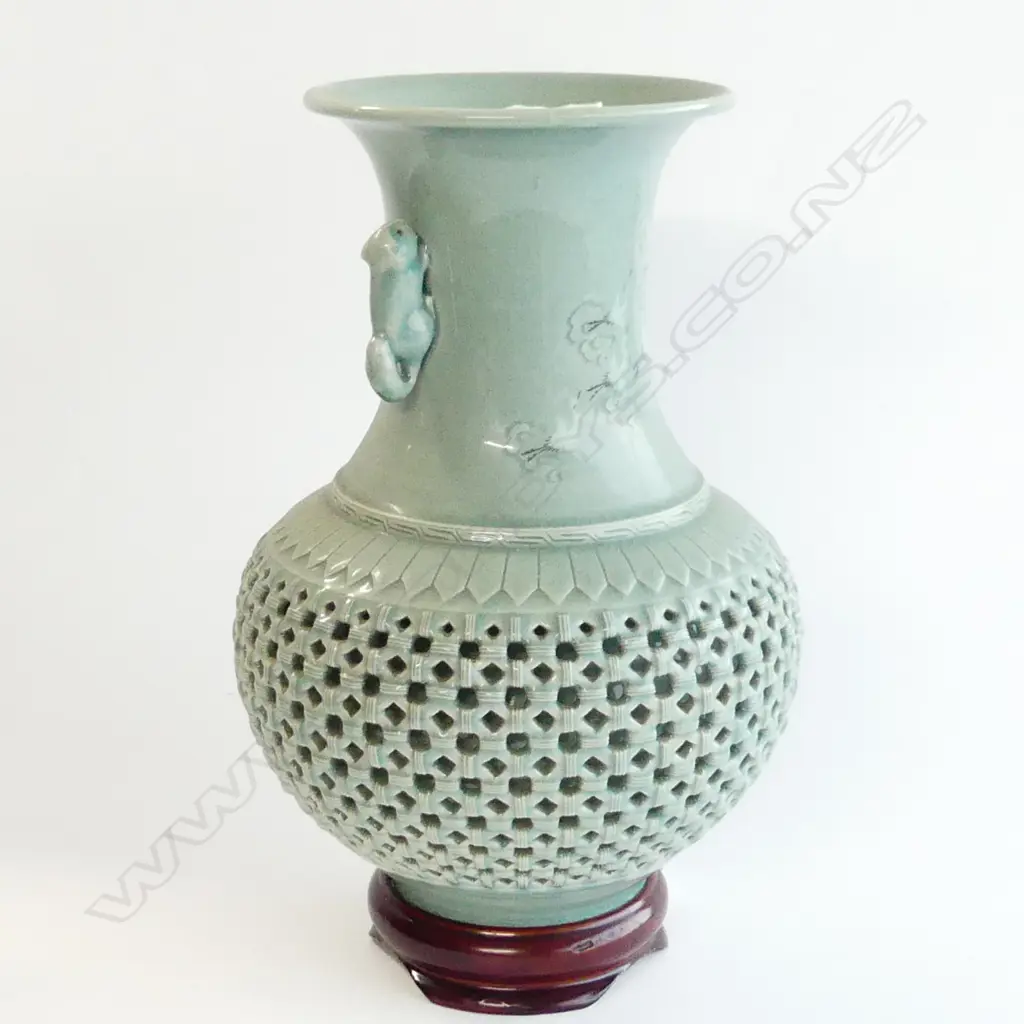 CHINESE CELADON PIERCED VASE ON STAND H 300 MM Image 1++