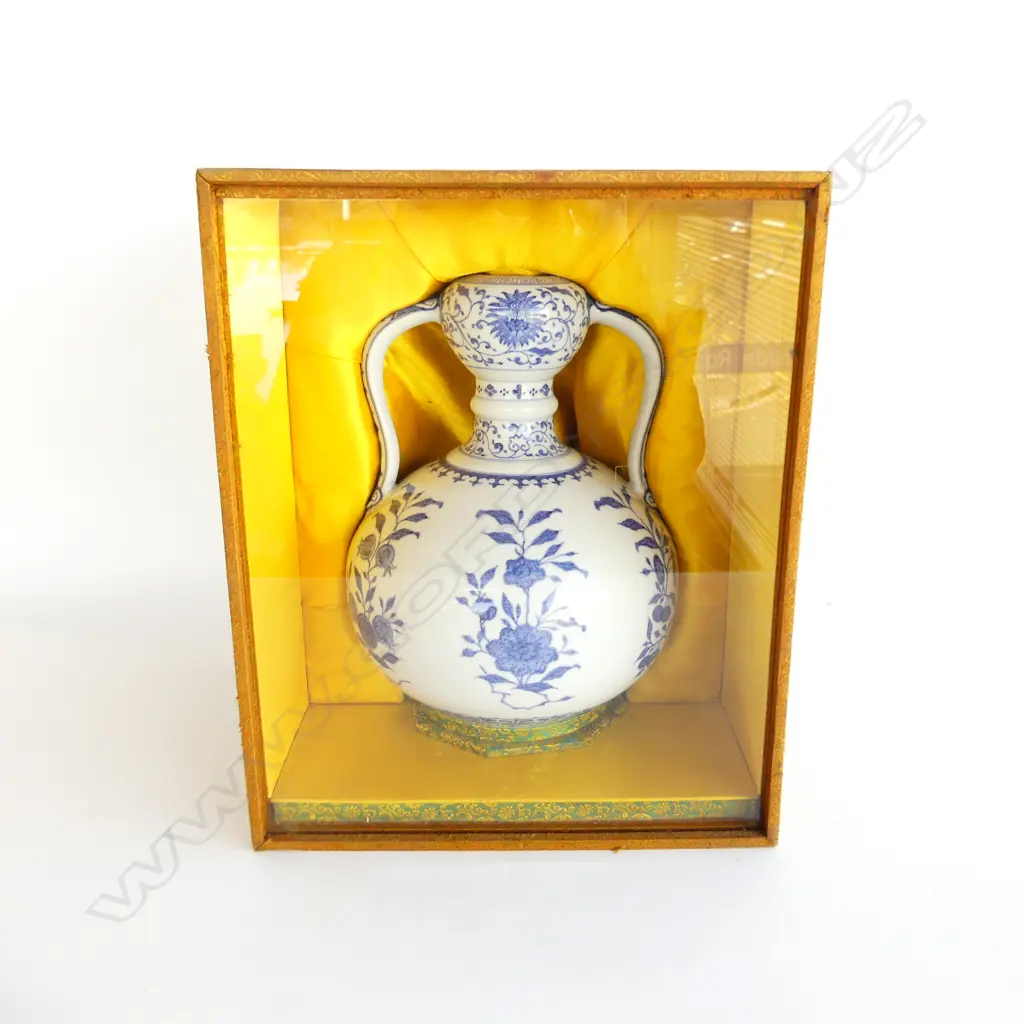 ORIENTAL B&W  PORCELAIN VASE 2 HANDLED H.280mm in silk covered box glazed case H.380mm Image 1++