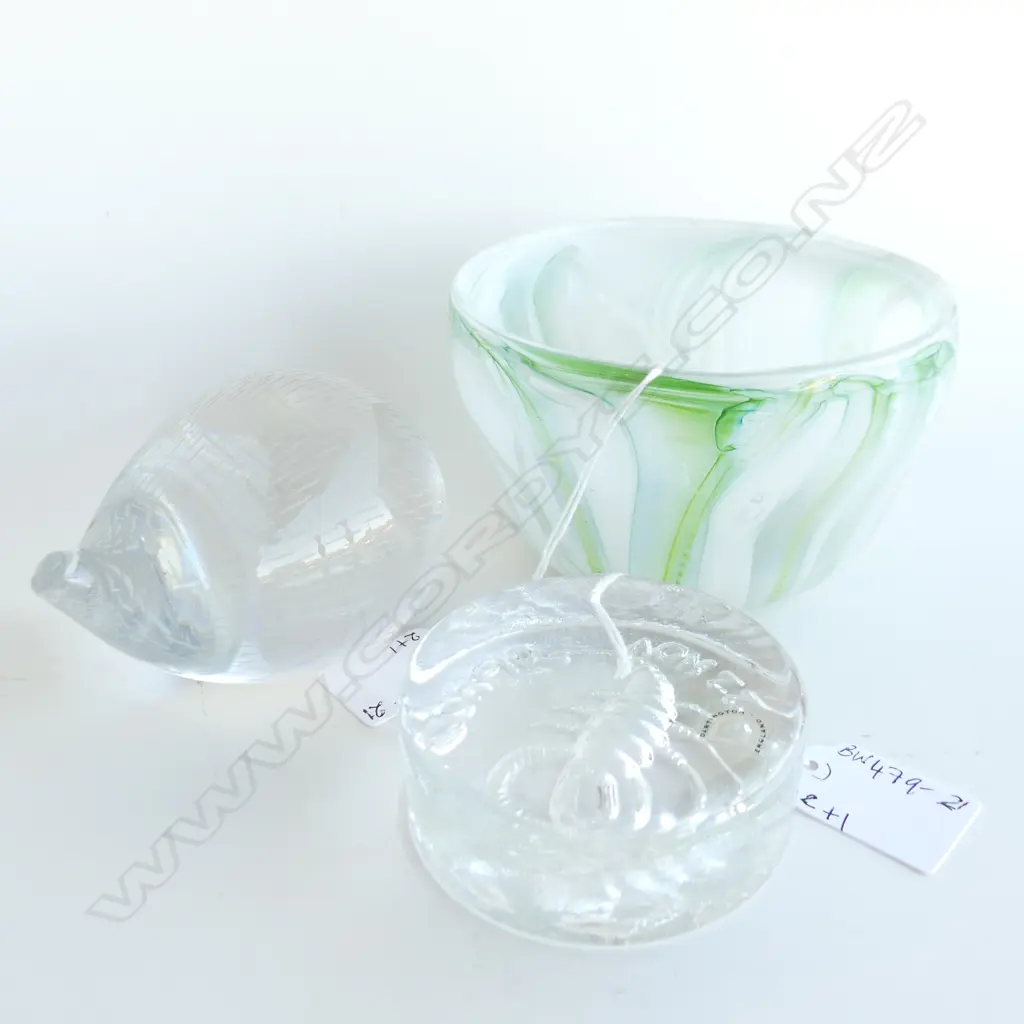 J S WALSH SIGNED ART GLASS BOWL (DIA 125MM + 2 GLASS PAPERWEIGHTS DARTINGTON 'SCORPIO' DIA 75MM + KOSTA HEDGEHOG  L100MM Image 1++