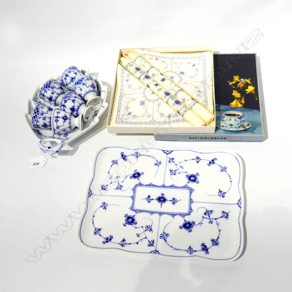 9 PCES ROYAL COPENHAGEN; TRAY 285x215mm, LEAF TRAY, 8 EGG CUPS + CANDLE & NAPKIN SET Image 1++