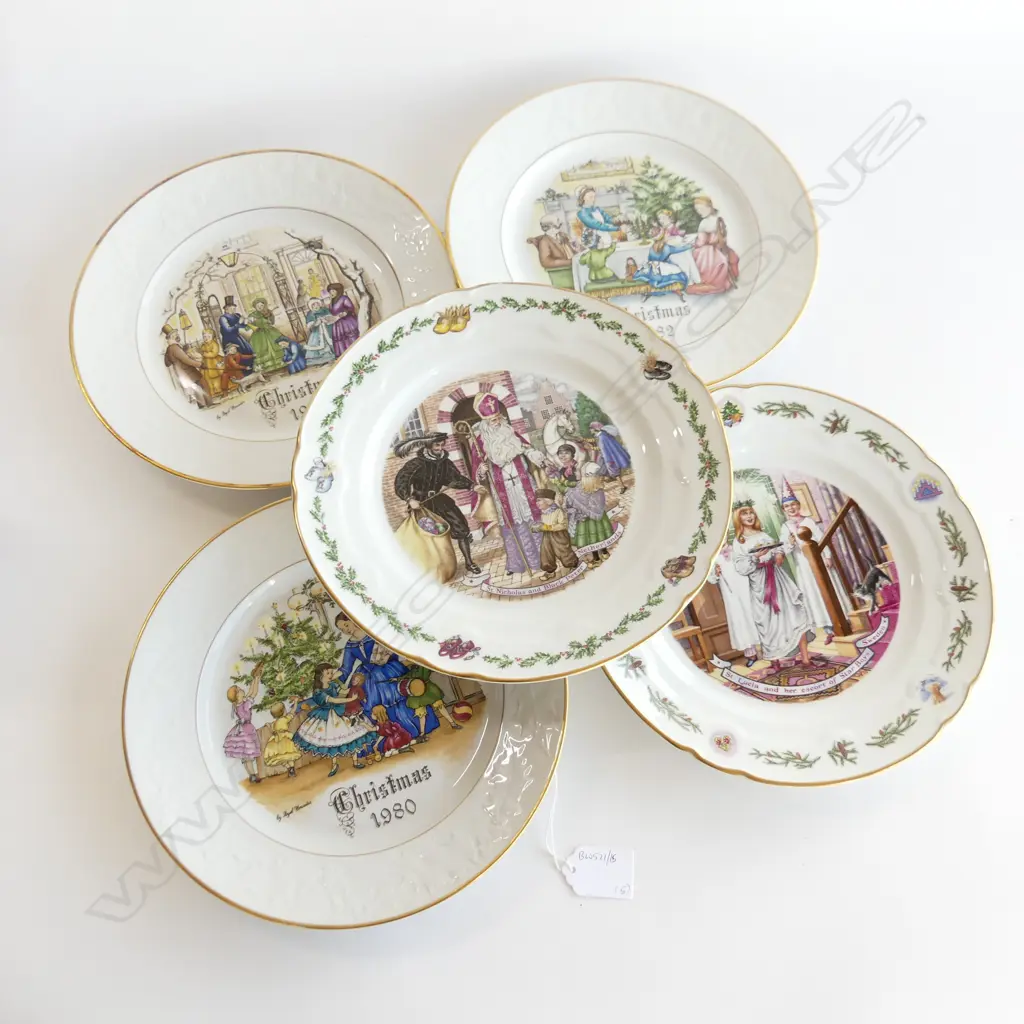 2 ROYAL WORCESTER CHRISTMAS AROUND THE WORLD PLATES + 3 OTHER R/WORCESTER XMAS PLATES D 230 MM Image 1++