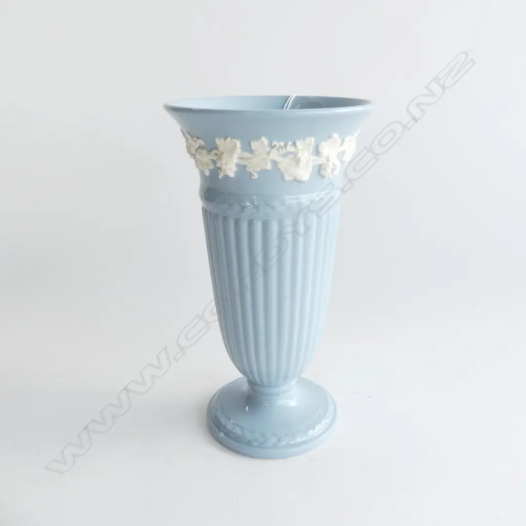 WEDGWOOD QUEENS WARE CLASSICAL VASE WITH GRAPE & VINE DECORATION IN RELIEF H. 220MM Image 1++