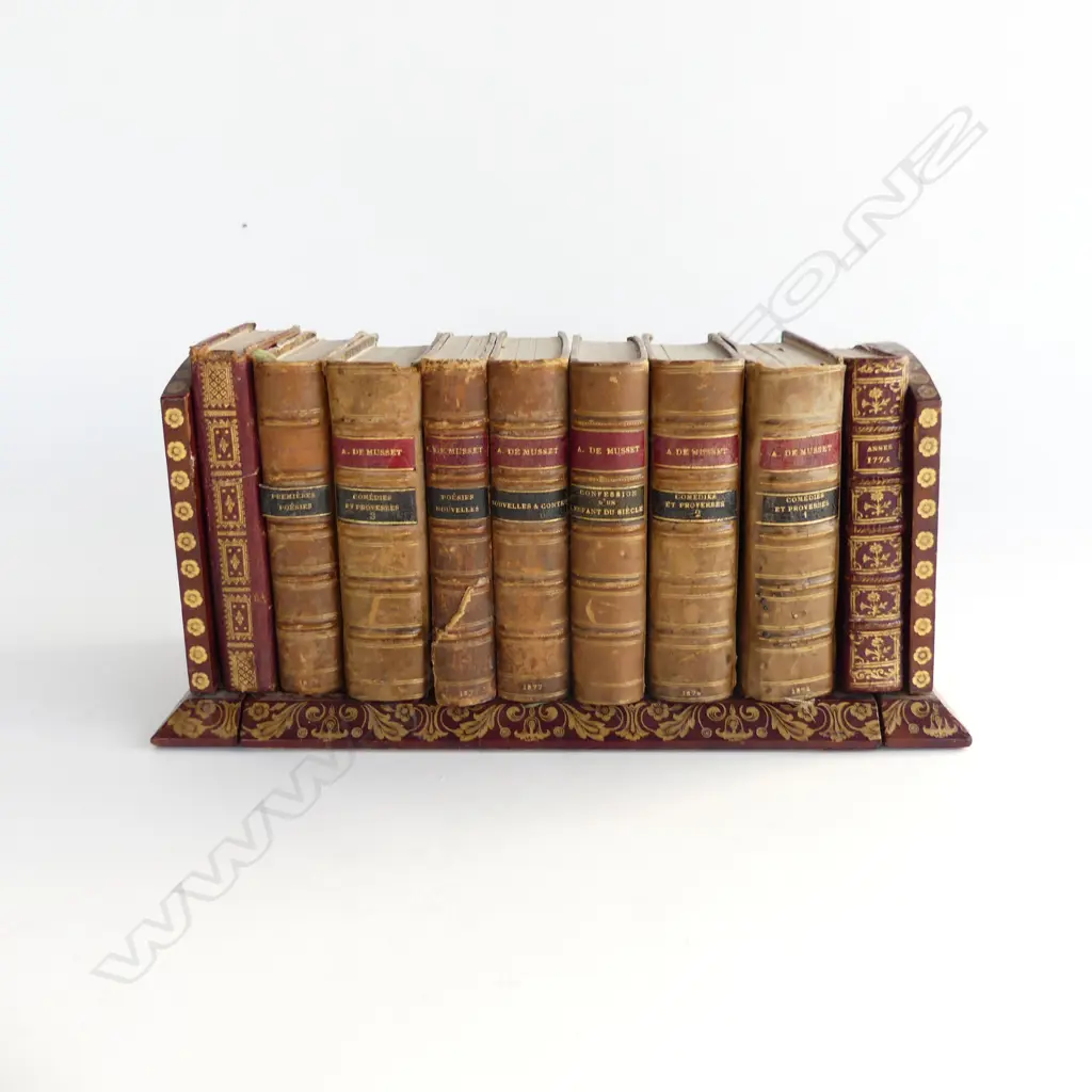 ANTIQUE EXPANDING / FOLDING GILT LEATHER SHELF w. 9 ANTIQUE FRENCH BOOKS BY A. DE MUSSET L.275mm Image 1++