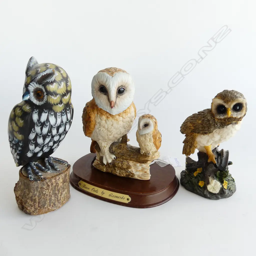 3 OWL FIGURINES; BARN OWLS ON WOODEN STAND (H. 175MM) WOODEN CARVED & PAINTED OWL & ONE OTHER Image 1++