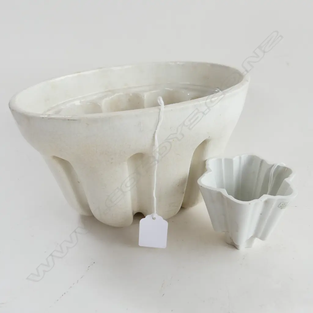 2 VICT CHINA JELLY MOULDS LARGEST 225 WIDTH SMALLEST 80MM Image 1++