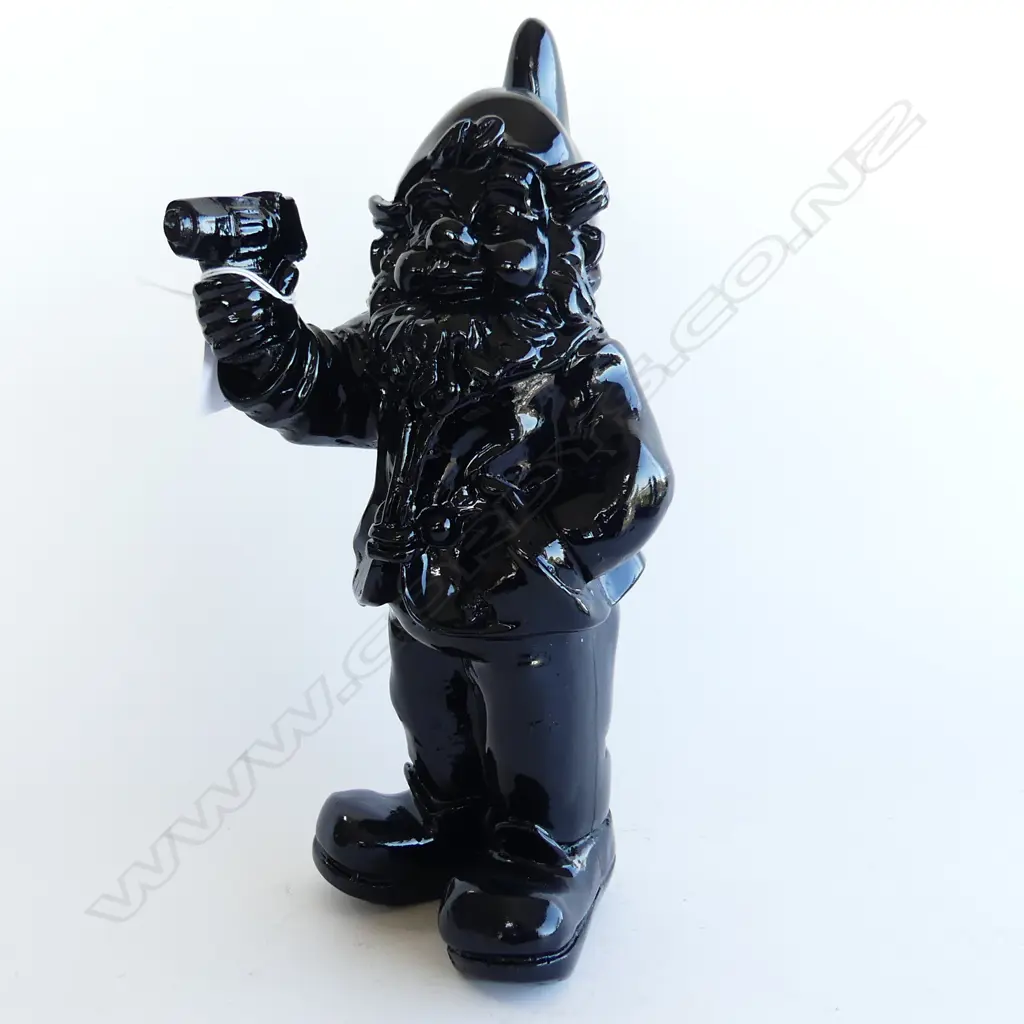 BLACK RESIN GNOME HOLDING GUN H.310mm Image 1++