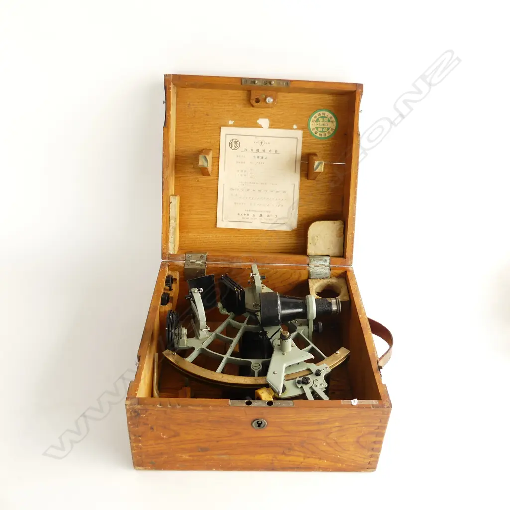1960'S JAPANESE MARITIME SEXTANT IN WOODEN CASE  Image 1++