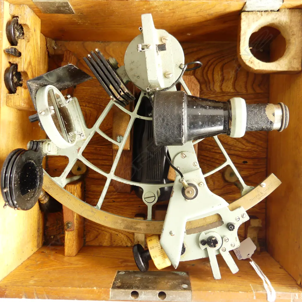 1960'S JAPANESE MARITIME SEXTANT IN WOODEN CASE  Image 1++