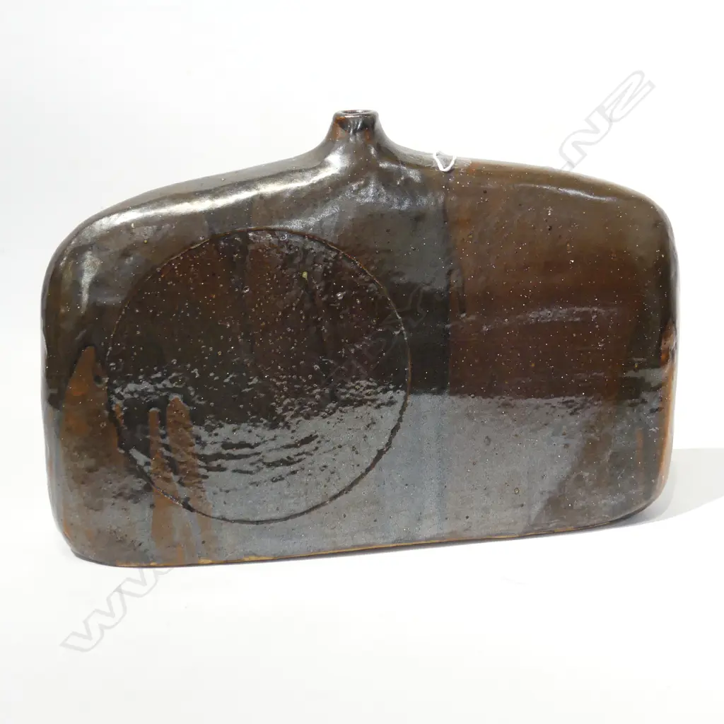 LG POTTERY SEDGE VASE L.420 H. 390MM Image 1++