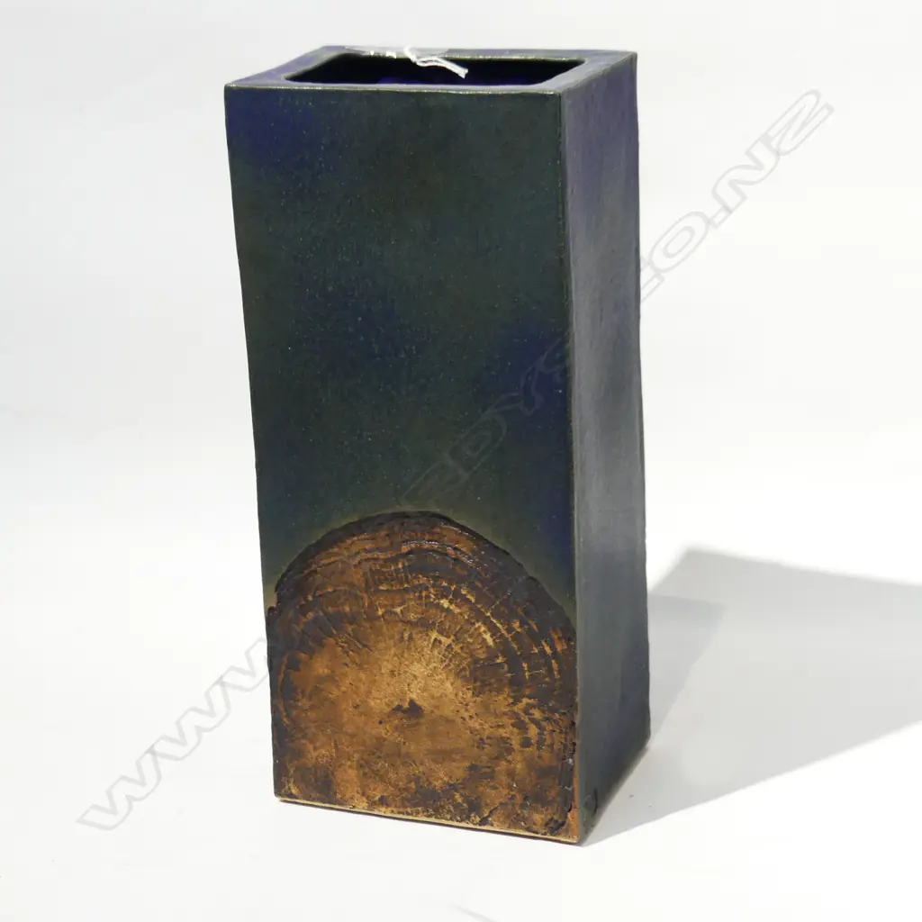 LG KEITH BLIGHT SLAB VASE WITH FOSSIL DESIGN H. 320MM Image 1++