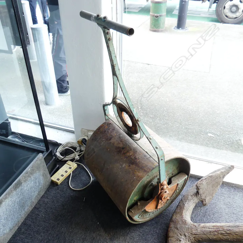 OLD CAST IRON LAWN ROLLER 'ANDERSON'S LTD. CHRISTCHURCH WATER BALLAST' H.1320mm Image 1++