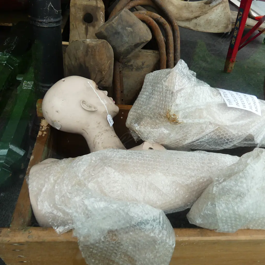 VINTAGE WOMAN MANNEQUIN MOVEABLE PARTS Image 1++