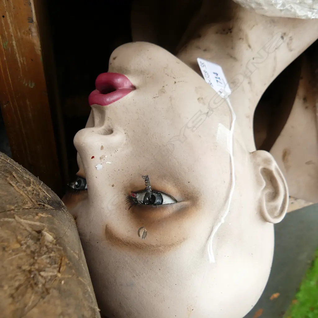 VINTAGE WOMAN MANNEQUIN MOVEABLE PARTS Image 1++