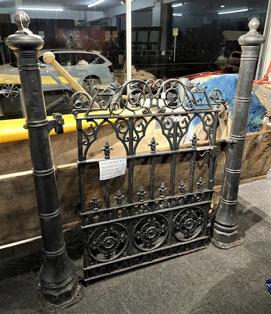FANCY VICTORIAN STYLE CAST IRON GARDEN GATE 1235 x 920mm. With 2 support posts Image 1++