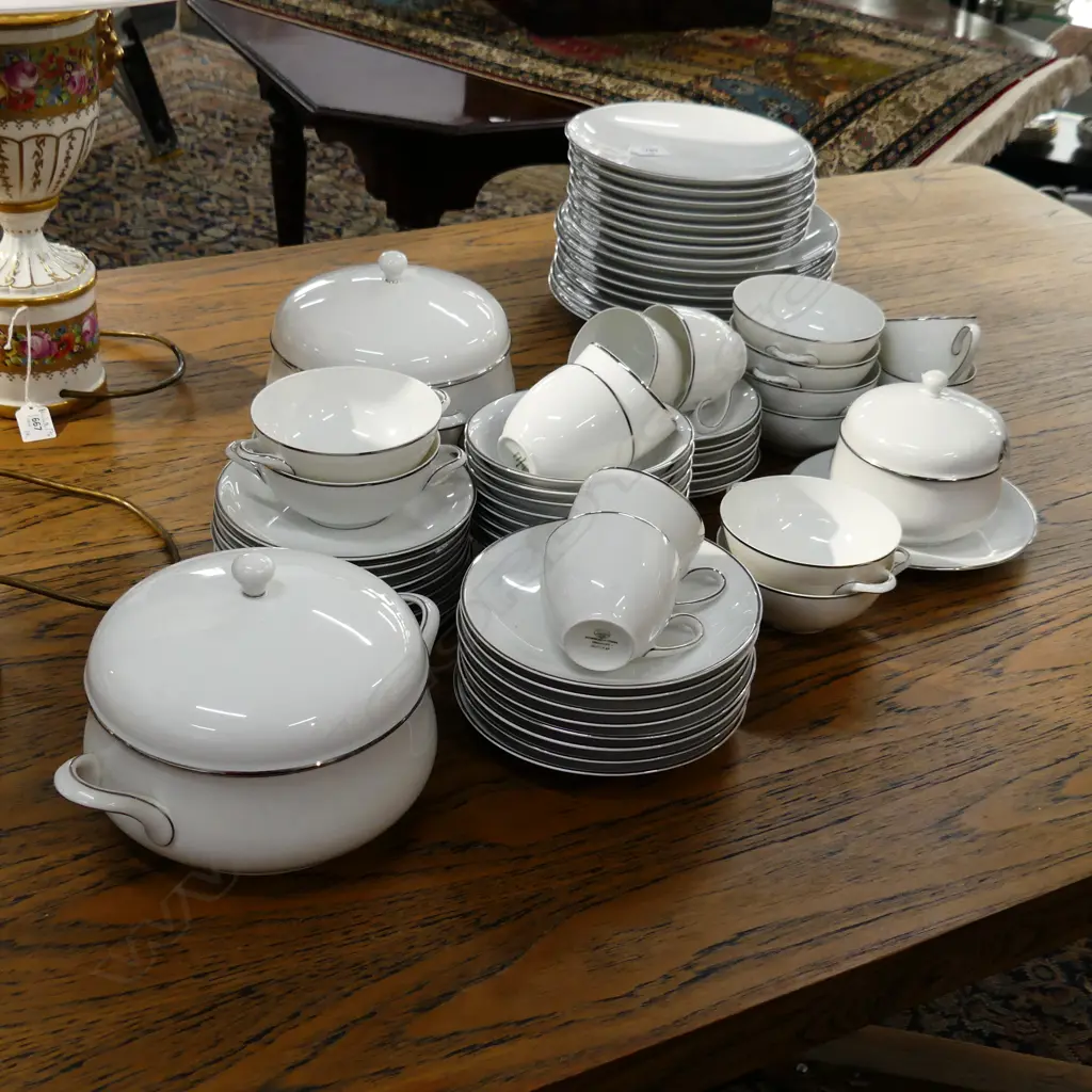 HUTSCHENREUTHER DINNER SERVICE, WHITE WITH PLATINUM BAND .... Image 1++