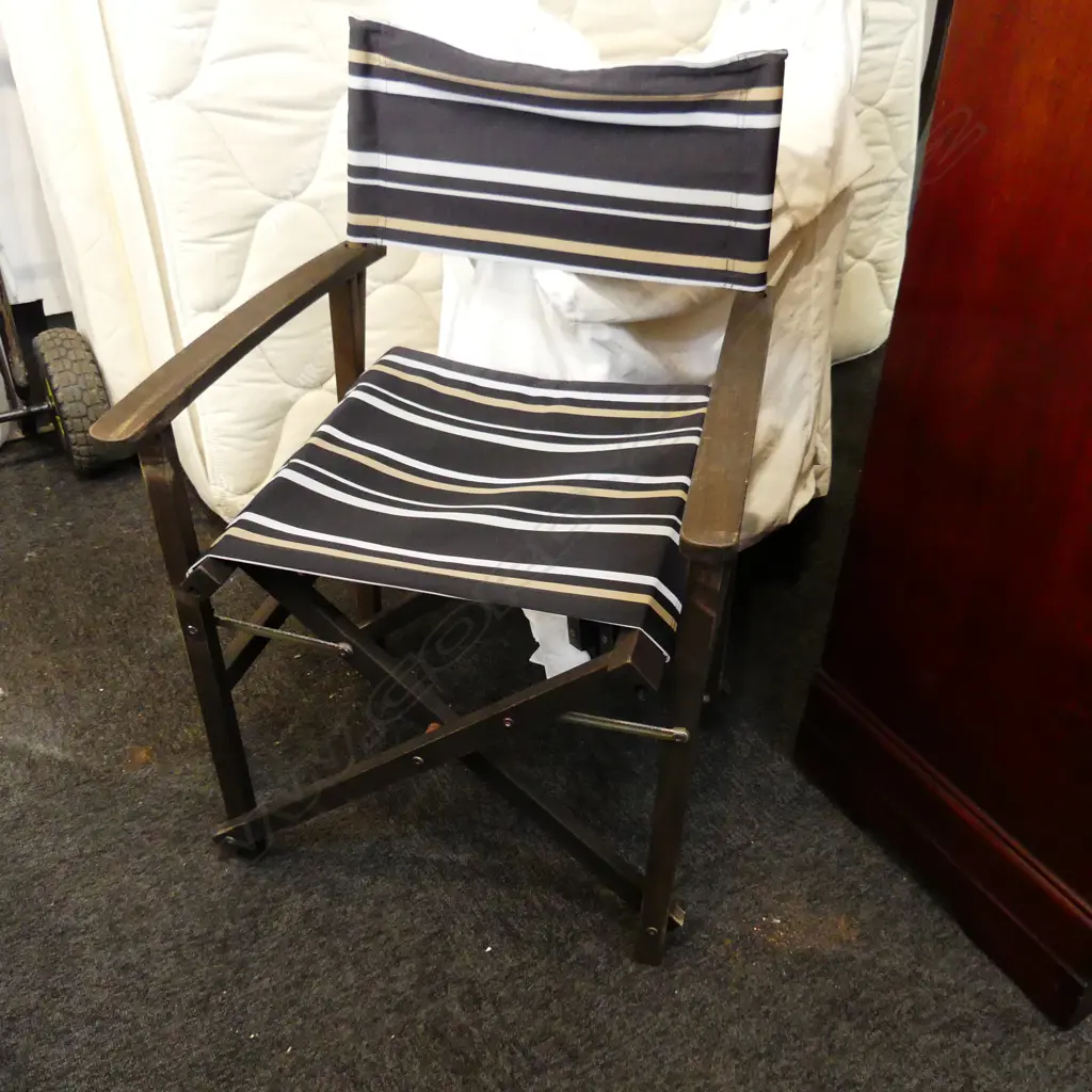 4 OUTDOOR FOLDING CHAIRS w. WHITE COTTON SLIPCOVERS Image 1++