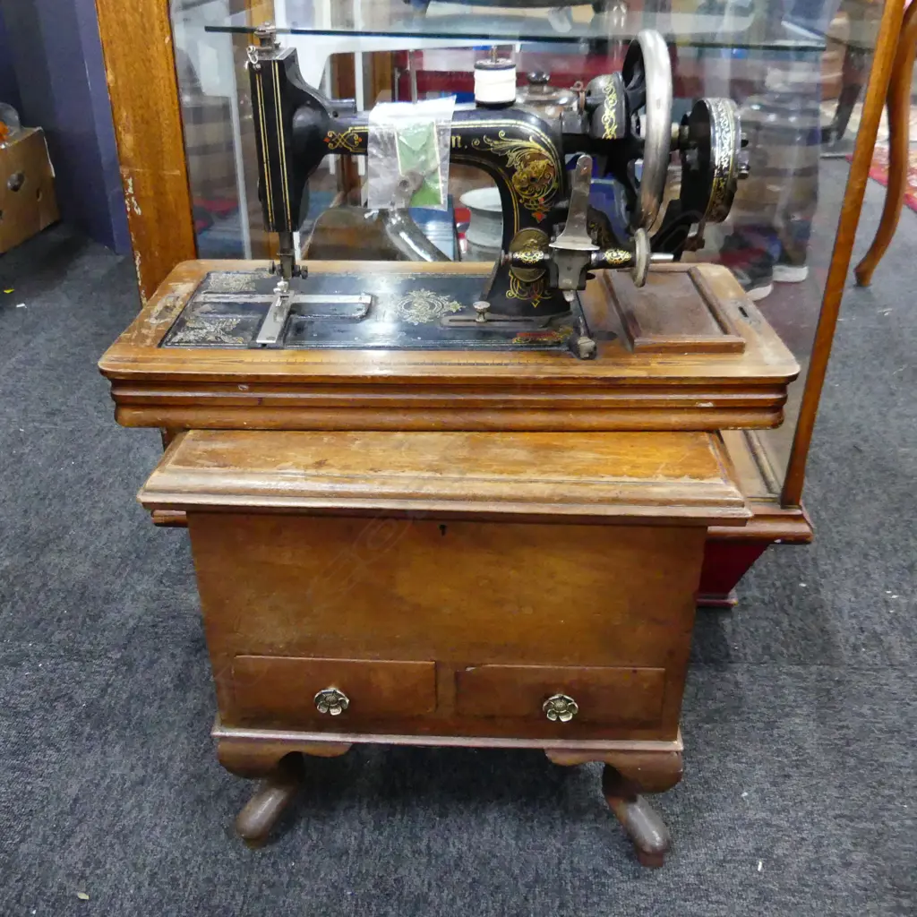VINTAGE GERMAN WERTHEIM SEWING MACHINE + SEWING BOX Image 1++