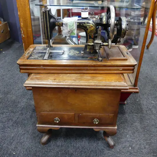 VINTAGE GERMAN WERTHEIM SEWING MACHINE + SEWING BOX