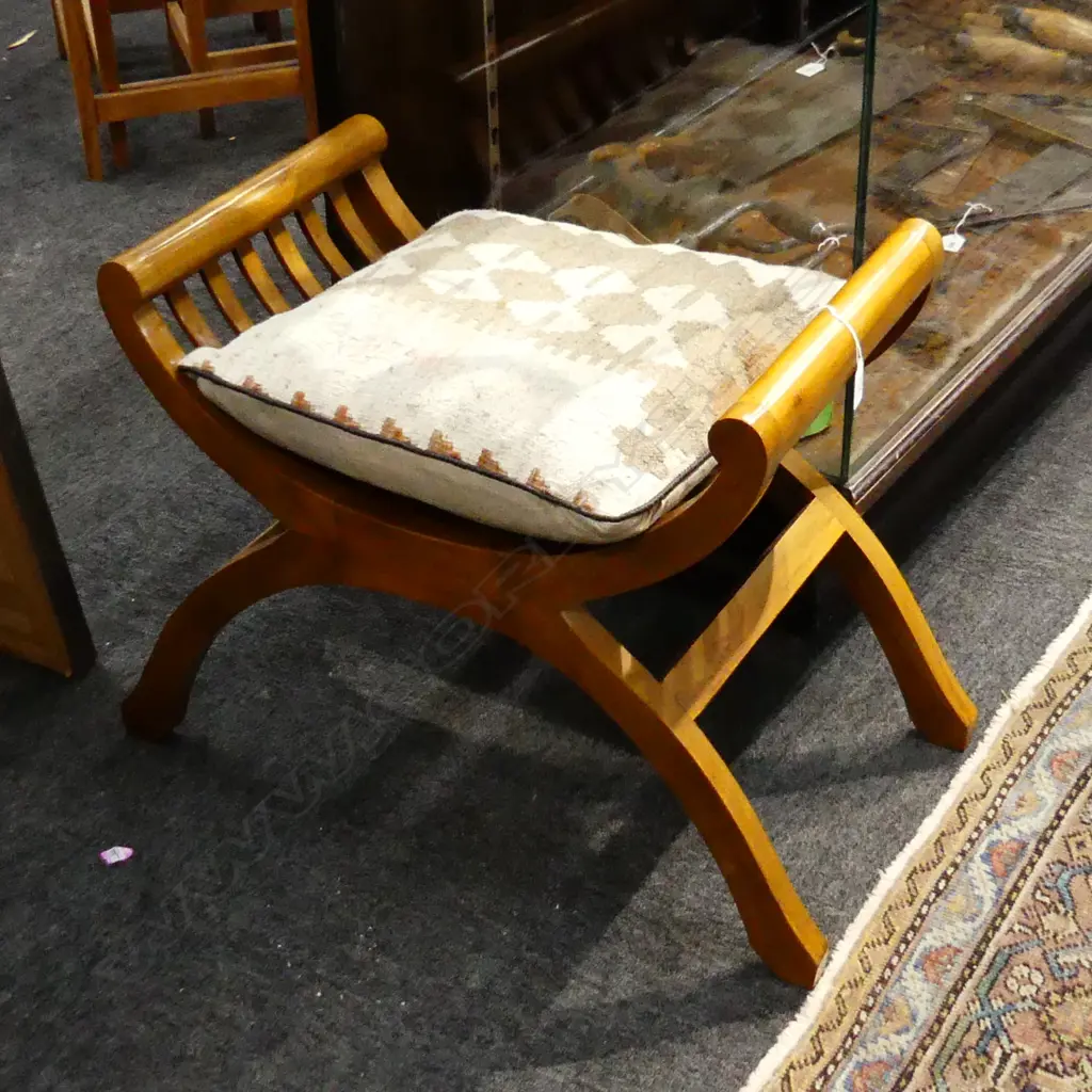 X-STOOL W SLATS & KELIM CUSHION Image 1++