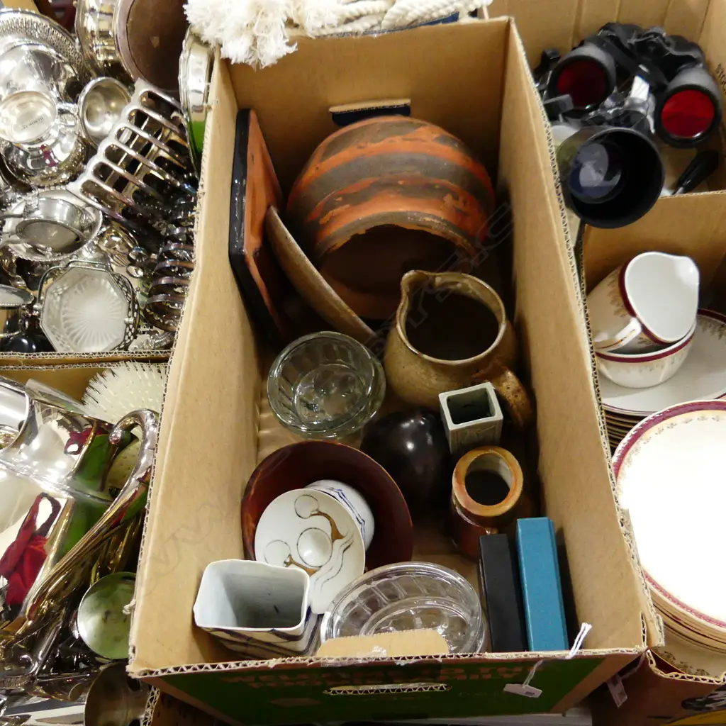 BOX ASST POTTERY INCLS: CHESTER NEALIE VASE & ROBYN STEWART VASE + GLASS Image 1++