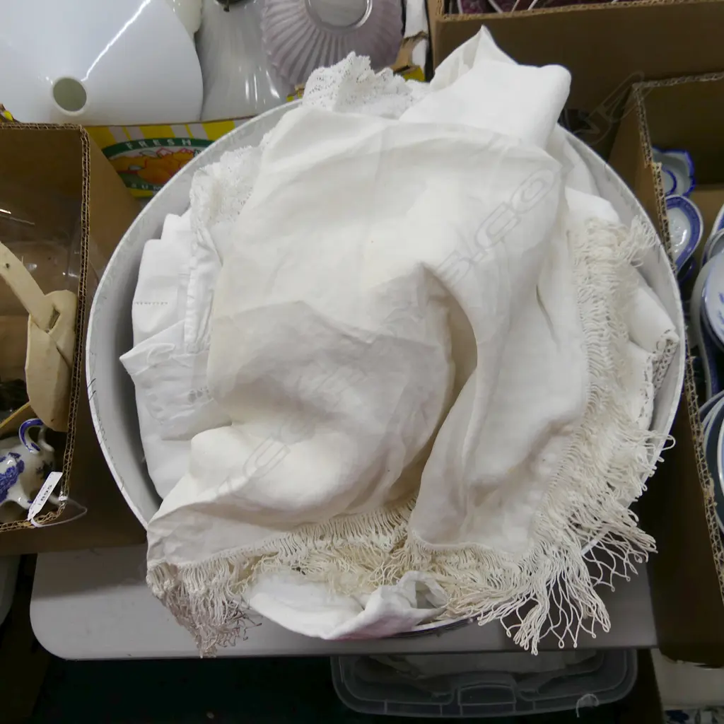 LG CARDBOARD HAT BOX WITH VINTAGE LINEN  Image 1++