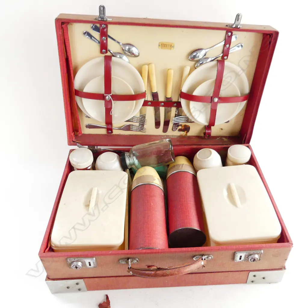 VINTAGE PICNIC CASE & CONTENTS L490MM Image 1++