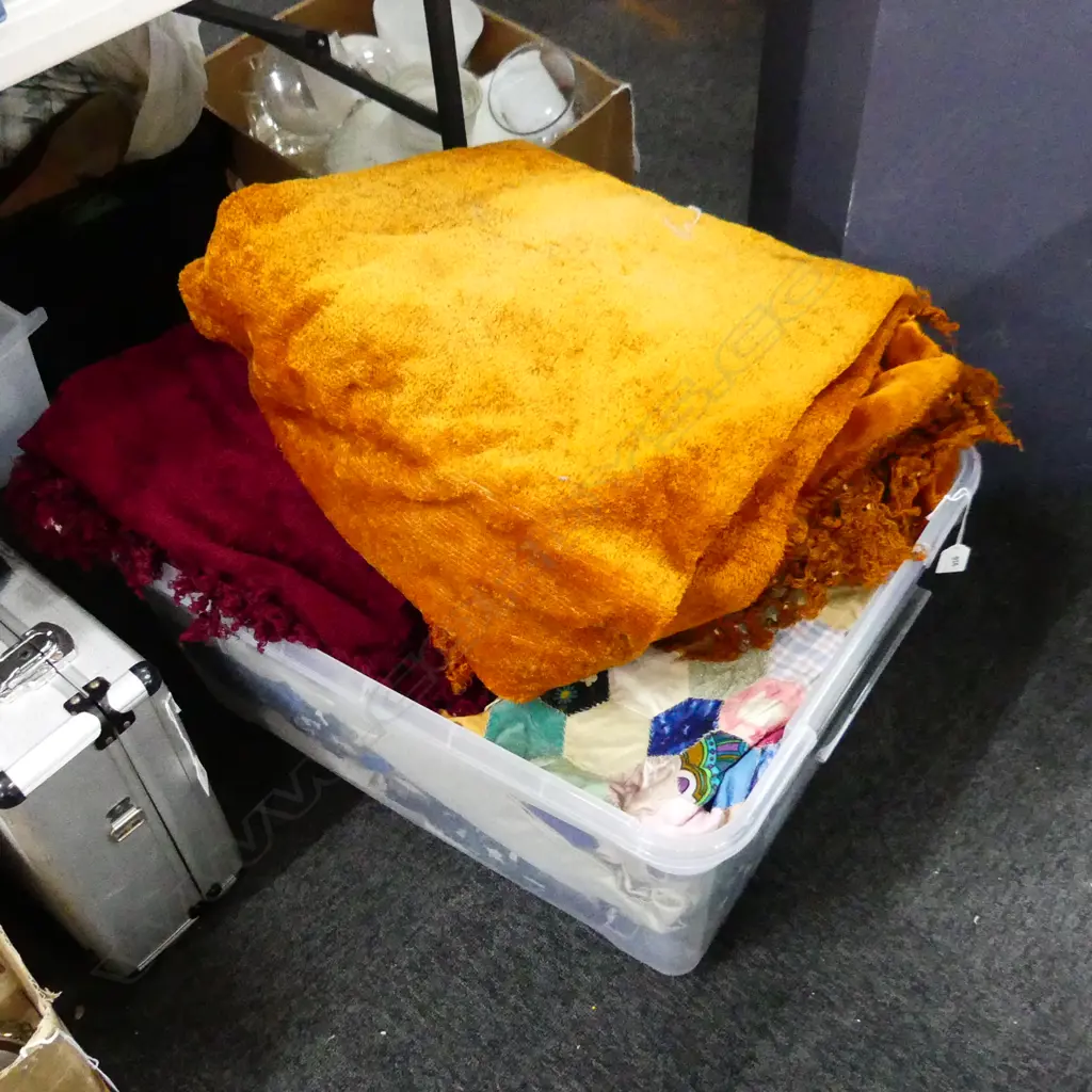 LG CRATE VINTAGE QUILTS INCL 2 PATCHWORK QUILTS  ETC.. Image 1++