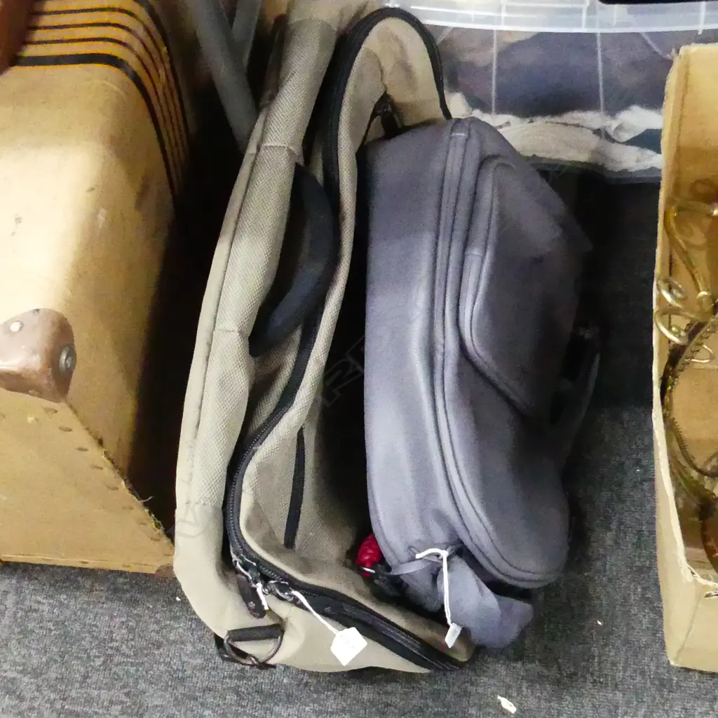 2 SAMSONITE BAGS; GREY LEATHER BACKPACK, OLIVE GREEN CANVAS BAG W.600mm Image 1++