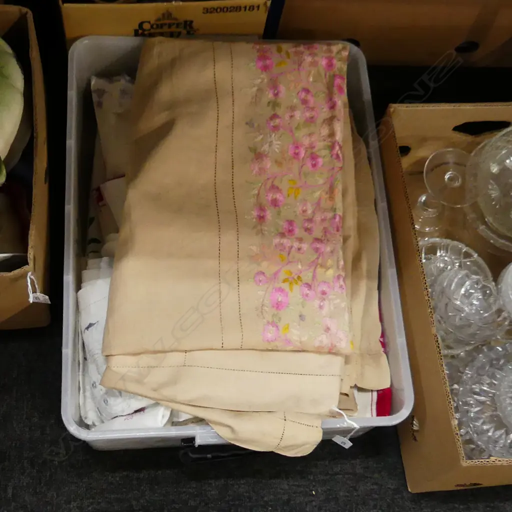 CRATE ASST VINTAGE LINEN INCL TABLE CLOTHES, TEA TOWELS, SERVIETTES ETC.. Image 1++