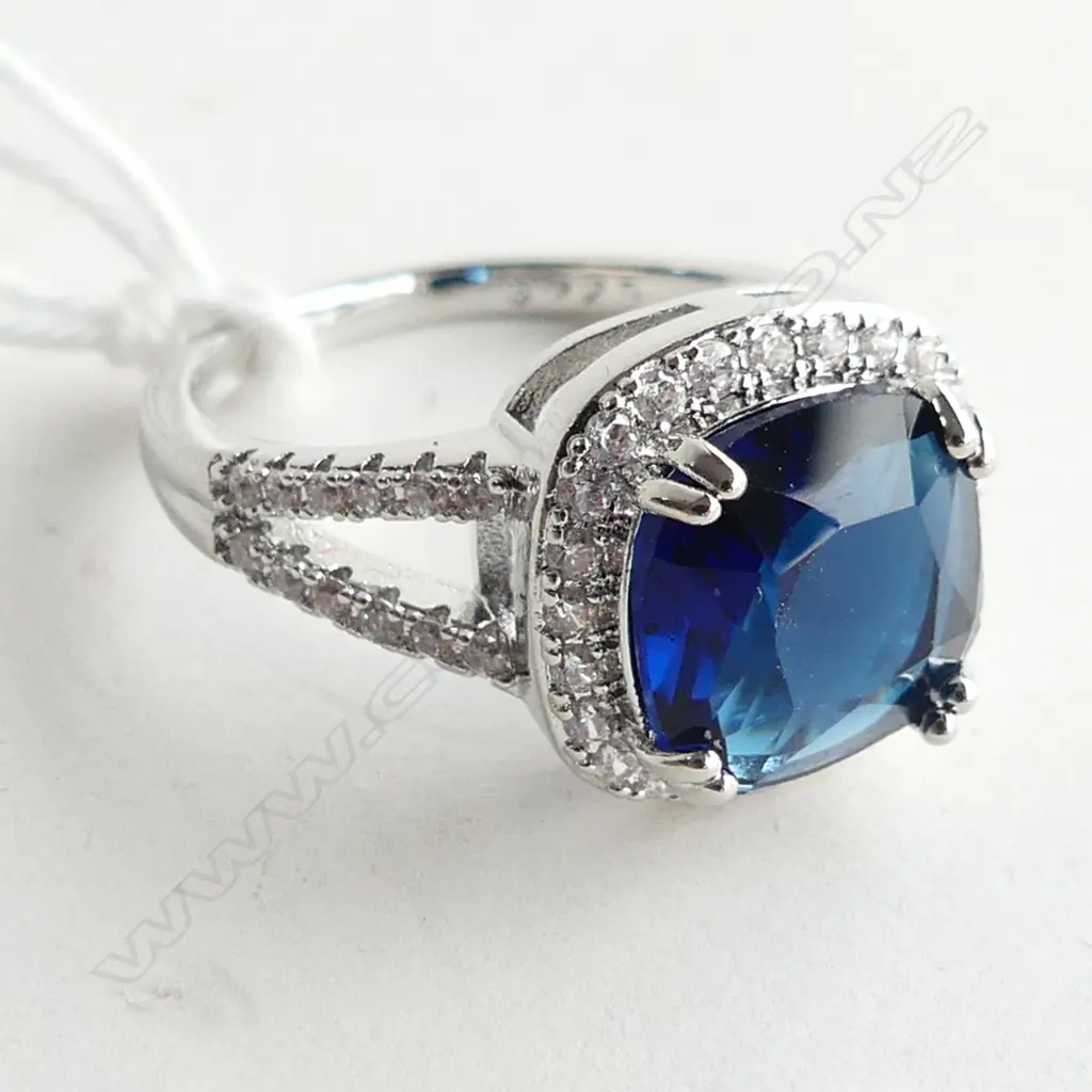 SILVER  COLOURED BLUE STONE/ DIAMANTE DRESS RING Image 1++
